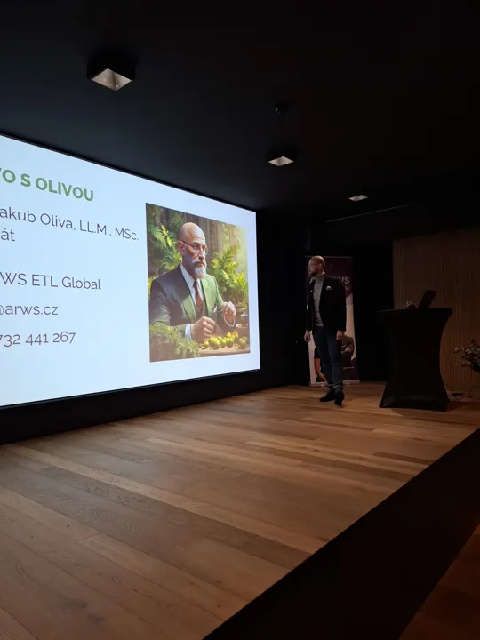 Jakub Oliva na pódiu HR Klubu